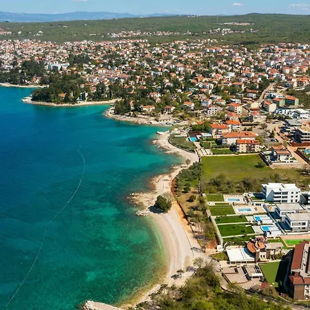 3 Bedroom Beautiful In Zidarici Apartament Vantacici